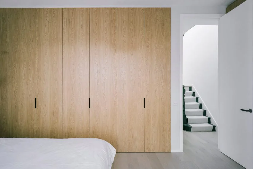 Damp Walls Behind a Wardrobe: Hidden Moisture, Trapped Humidity, and Why It Happens